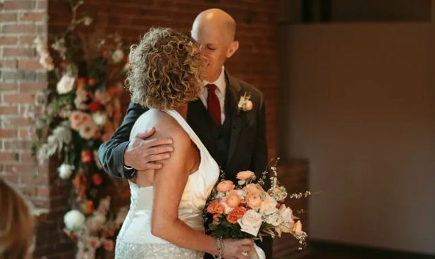 ¡Conmovedor! Sufre alzheimer, volvió a enamorarse de su mujer y se casó con ella una segunda vez (Fotos)