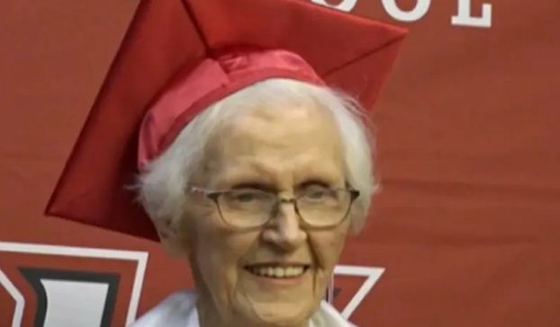 ¡Más vale tarde que nunca! Una mujer de 94 años cumple su sueño de graduarse del instituto