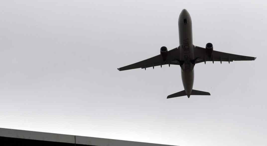 Avión aterrizó de emergencia en EEUU por un sujeto que intentó irrumpir en la cabina del piloto (VIDEOS)