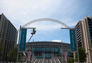 Un aficionado en estado grave tras caerse de una de las tribunas del estadio de Wembley