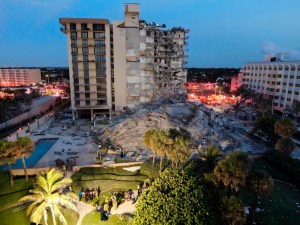 Suben a tres los muertos tras el derrumbe de edificio en Miami