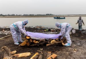 Las cenizas de unas 1.200 víctimas del Covid-19 sumergidas en un rio de India