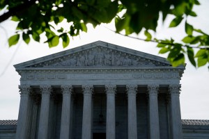 Corte Suprema EEUU bloquea residencia permanente para algunos inmigrantes