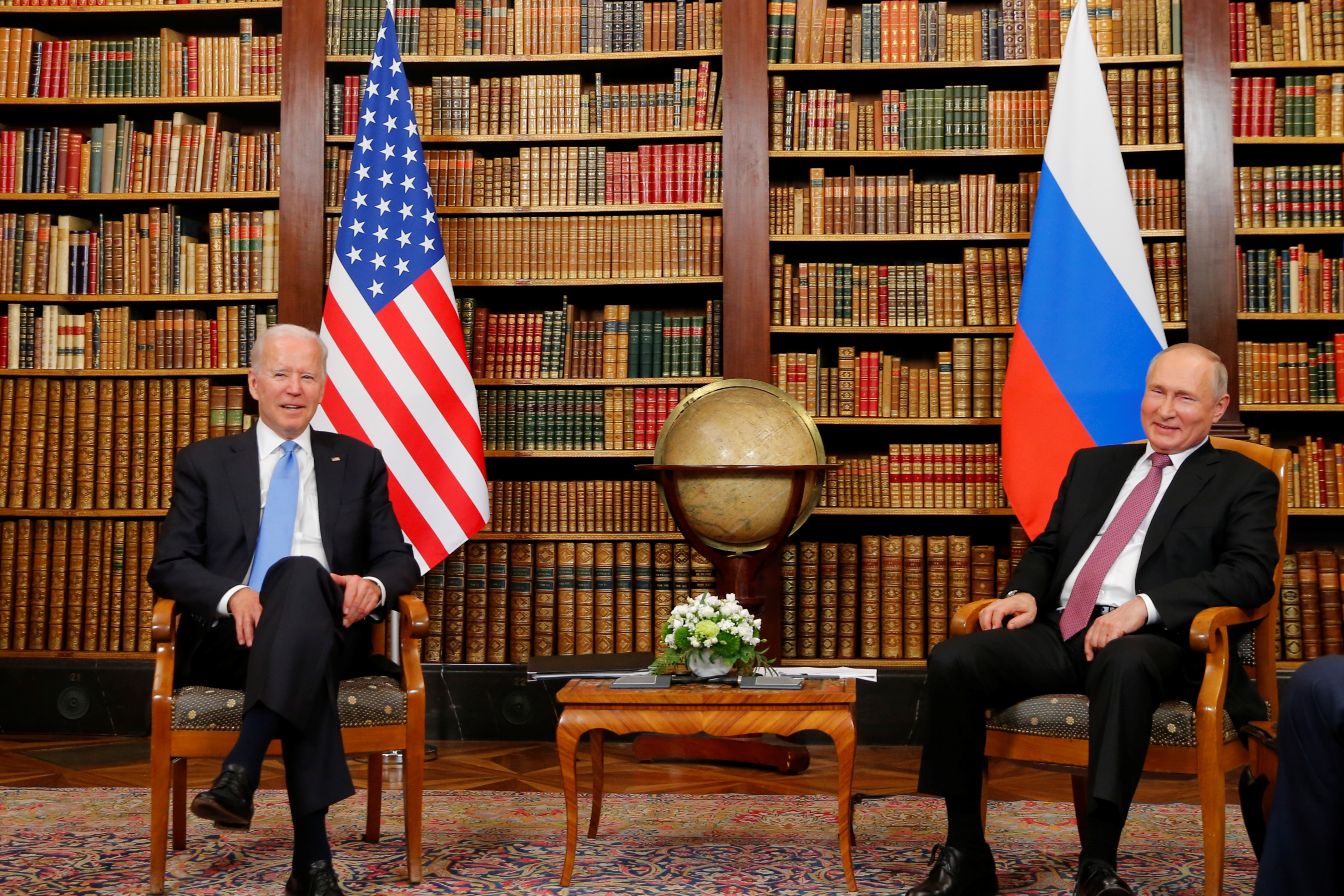 Biden dice que “siempre es mejor verse cara a cara”, en inicio de cumbre con Putin