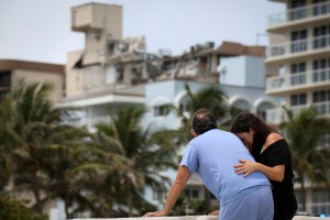 La cifra del derrumbe en Miami asciende a 10 muertos y 151 desaparecidos