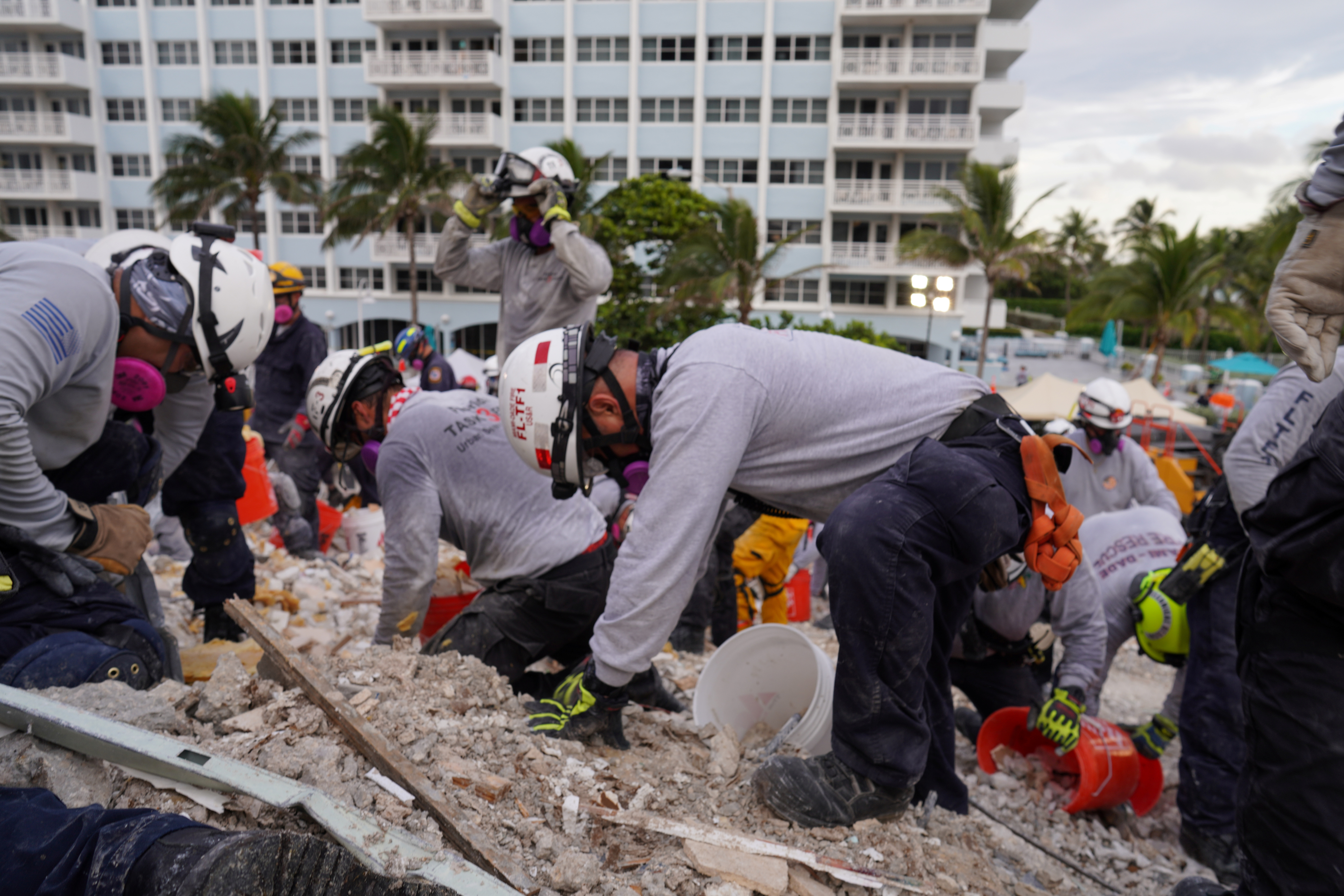 Los muertos por el desplome en Miami ascienden a 16; reportan que 145 personas continúan desaparecidas