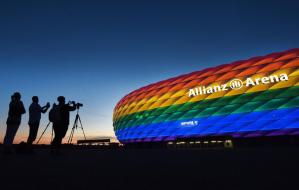 La Uefa asegura estar “orgullosa de llevar los colores del arcoíris”, un símbolo que no es político
