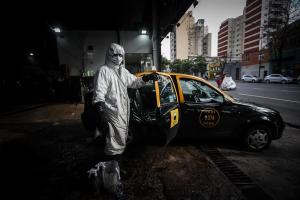 Taxis de Buenos Aires se visten de ambulancias para ayudar contra el Covid-19 (Fotos)