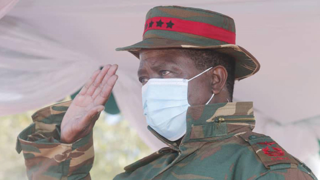 Momento en que el presidente de Zambia se desmaya durante un evento militar (Video)
