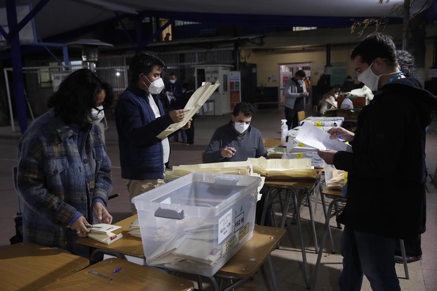 Cerraron las urnas en Chile e inició conteo de votos de comicios regionales