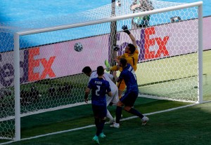 De héroe a villano: El inexplicable autogol del portero de Eslovaquia ante España (Video)