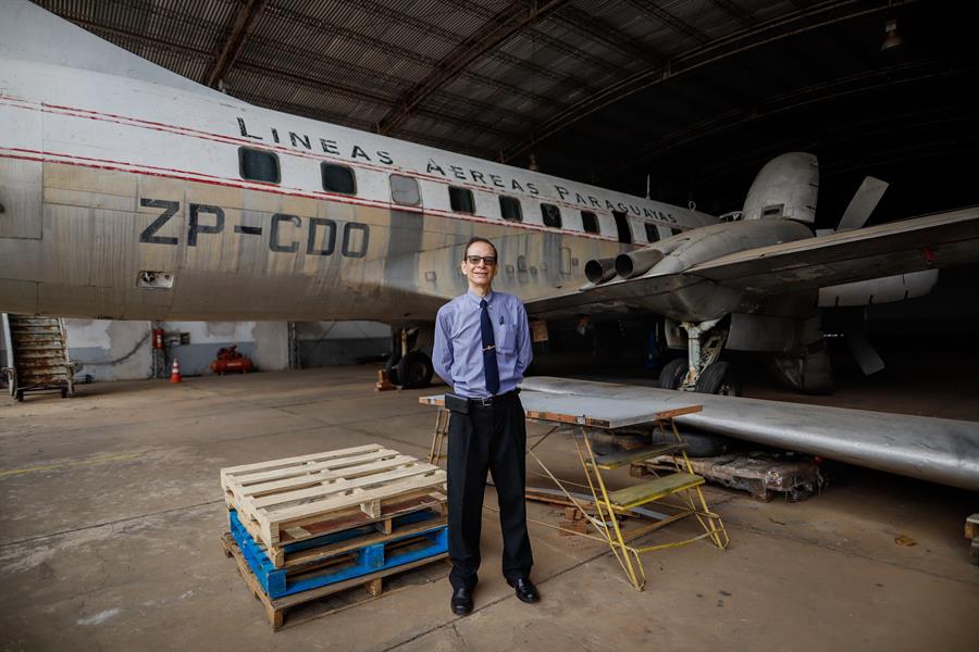 Amantes de la aviación recuperan un avión abandonado por décadas en Paraguay (Fotos)
