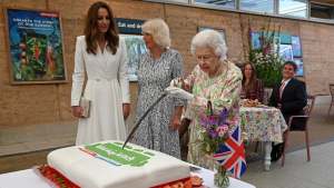 ¡Con una espada! Así insiste la Reina Isabel II en cortar una torta en un evento del G7 (Video)