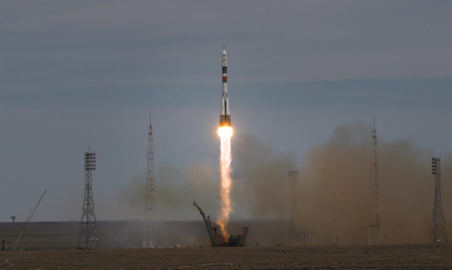 Los cosmonautas rusos concluyen la caminata espacial para preparar la llegada del Naúka
