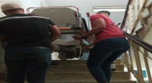 Inhumano: En el hospital de Barcelona trasladan a los pacientes por las escaleras (Foto)