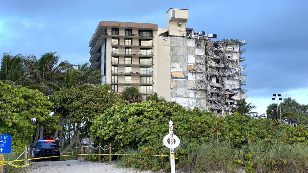 EN VIDEO: El momento en el que colapsa parte de un edificio residencial en Miami Beach