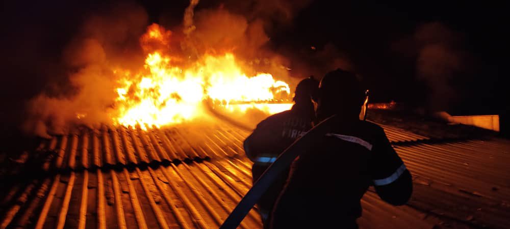 Bomberos de la UCV, sin agua, pidieron apoyo para apagar el incendio este #30Jun