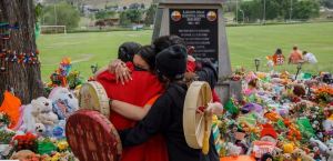 Hallan 182 tumbas sin nombre en tercer terreno de antigua escuela indígena de Canadá