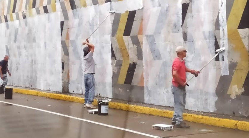 ¿Lo van a restaurar? Pintan de blanco el mural de módulos cromáticos de Ravelo en la Av. Libertador (FOTO)