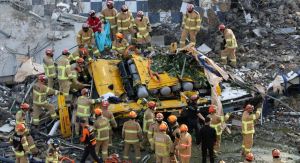 Edificio en demolición mata al menos a nueve personas tras aplastar un autobús en Corea del Sur (Fotos)
