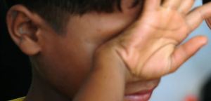 Niño venezolano fue herido en los genitales por su padrastro tras orinarse la cama