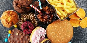 ¡Para frenar la obesidad! Reino Unido prohíbe publicidad de comida chatarra en la televisión