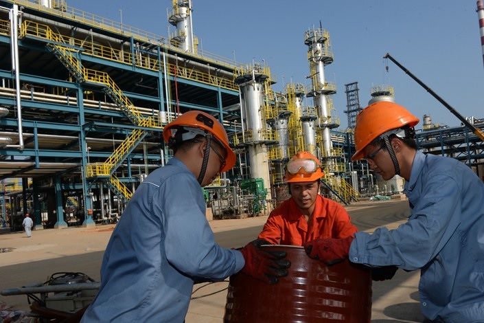 Platts: Las importaciones de las refinerías privadas de China podrían caer un 27% en el II semestre