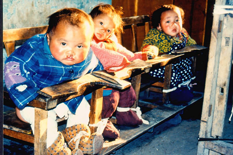 Niños convertidos en esqueletos, olores nauseabundos y las atrocidades en los orfanatos chinos