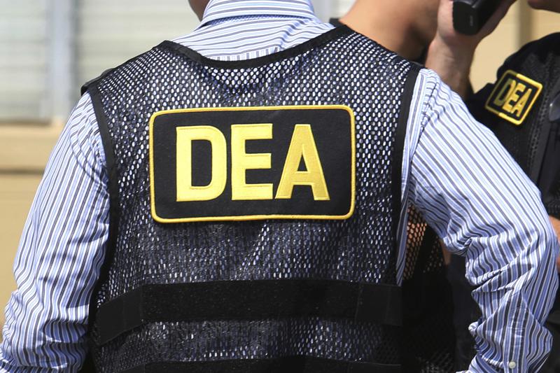 AP: Juez amenaza con rechazar declaración de un agente de la DEA en caso de corrupción