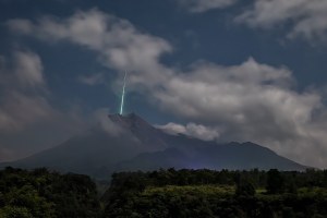 ¿La FOTO del año? Captan caída de un meteorito en el volcán más activo del mundo