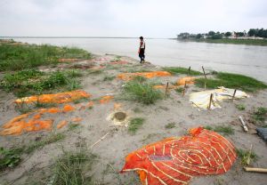 Cuerpos enterrados en las orillas del Ganges fueron arrastrados por la crecida del río (Fotos)