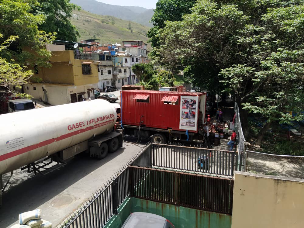 Denunciaron que llenan gandolas de gas sin medidas de seguridad en Caracas (Fotos)