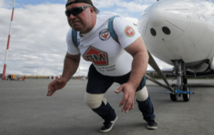 ¡INCREÍBLE! Ruso batió récord tras arrastrar un avión de 40 toneladas (Video)