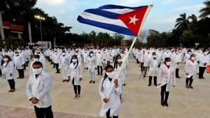 Senadores de EEUU buscan restablecer programa migratorio para médicos cubanos