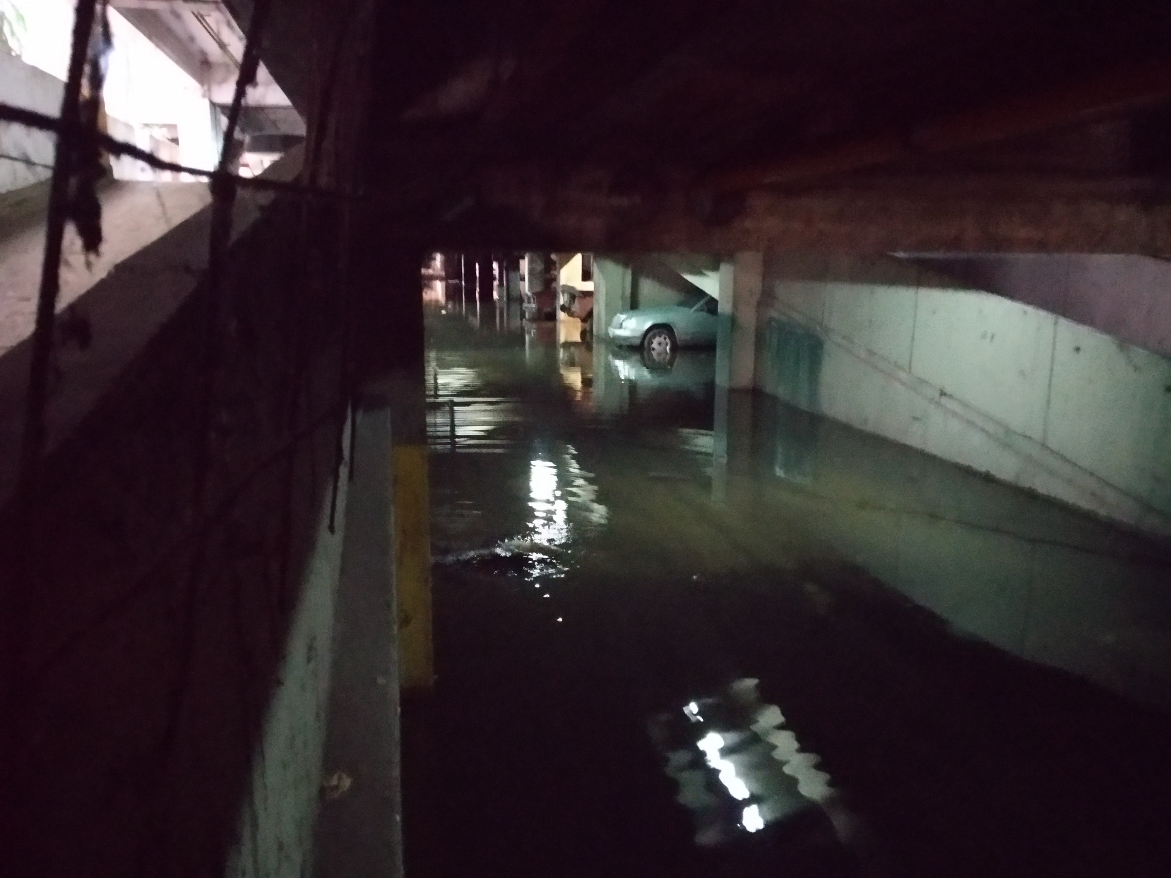 Alerta: Inundación de aguas negras en sótano tres pone en peligro estabilidad de edificios de Parque Central (Fotos)