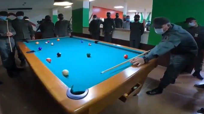 VIDEO: Padrino López inauguró una sala de juegos para el esparcimiento de unos militares… ¿aburridos?