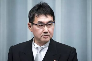 Condenan a tres años de cárcel a exministro de Justicia japonés