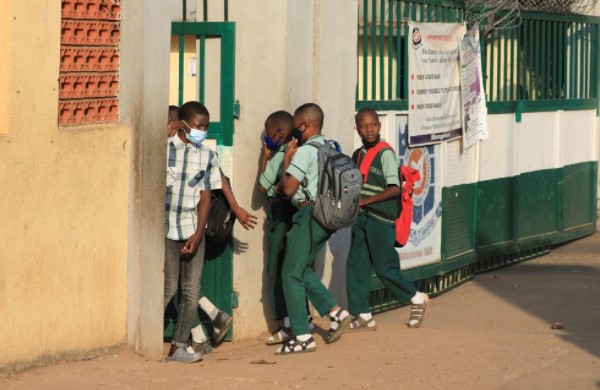 La radical medida que tomó un país africano para evitar que los estudiantes se copien en los exámenes