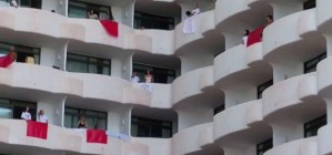 “Macrobrote” y polémica en España: Hay cientos de jóvenes confinados en un hotel tras contagiarse de Covid-19