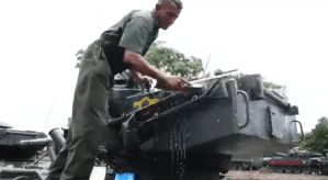 En VIDEO: Padrino puso a la tropa a lavar tanques a punta de tobito antes del desfile