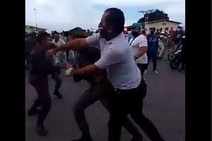 Se armó tremenda tángana entre conductores y GNB por falta de gasolina en Barinas (Video)