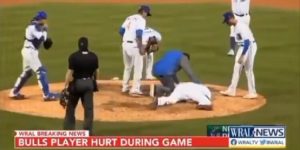 Escalofriantes imágenes: Pitcher recibió pelotazo en la cabeza; quedó tendido y convulsionando (VIDEO)