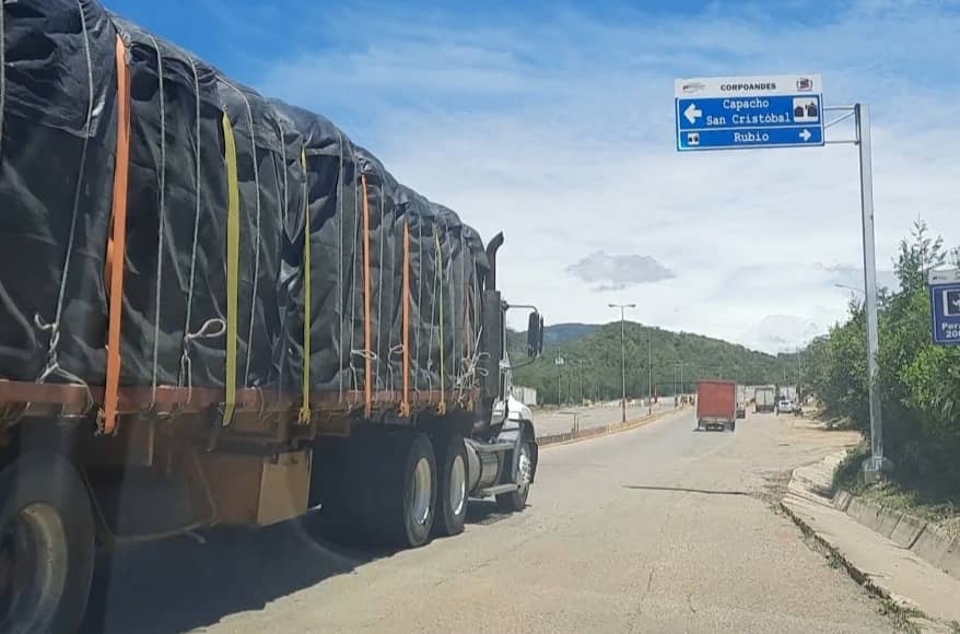 Gandola con cargamento entró a Venezuela por las trochas para ser “legalizado” por el Seniat (VIDEO)