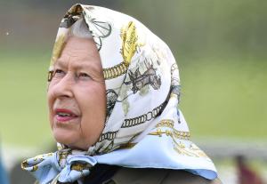 La reina Isabel II es una “fanática” de las carreras de caballos