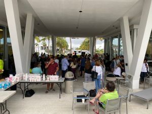 EN IMÁGENES: Sobrevivientes del colapso en edificio de Miami reunidos en el Centro Comunitario de Surf Side