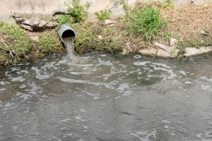 Vecinos de Naguanagua denuncian la mezcla de aguas blancas y negras en las tuberías de varios sectores