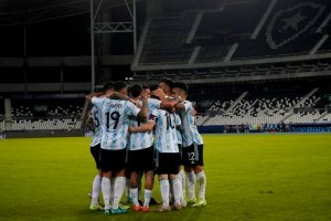Argentina busca mantener su ventaja frente a Uruguay para asegurar sus primeros tres puntos 