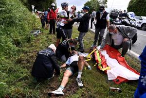 Tour de Francia estima denunciar a espectadora que provocó graves caídas