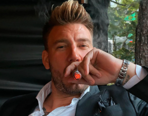 Se retiró el excéntrico Bendtner, futbolista que abusó del alcohol y perdió una fortuna