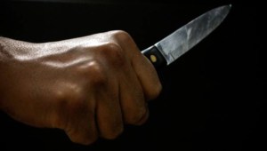 Alerta en Francia: sujeto armado con un cuchillo tomó a dos mujeres como rehenes en una tienda de París